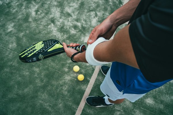 Comment les nouvelles technologies de suivi de la performance influencent-elles l'entraînement des athlètes de tennis ?