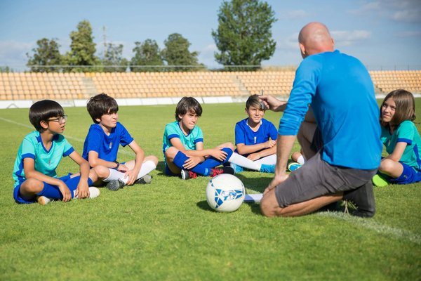 Comment les clubs de football peuvent-ils intégrer des programmes de coaching mental pour les jeunes joueurs?