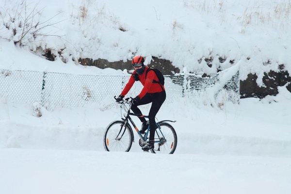 Comment choisir des pneus adaptés pour une pratique cycliste en hiver?